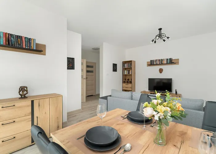 Przestronny Blisko Jeziora W Poznaniu 2 Miejsca Postojowe By Renters Apartamento